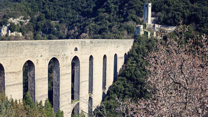 236 metrų ilgio ir 90 metrų aukščio Spoleto bokštų tiltas